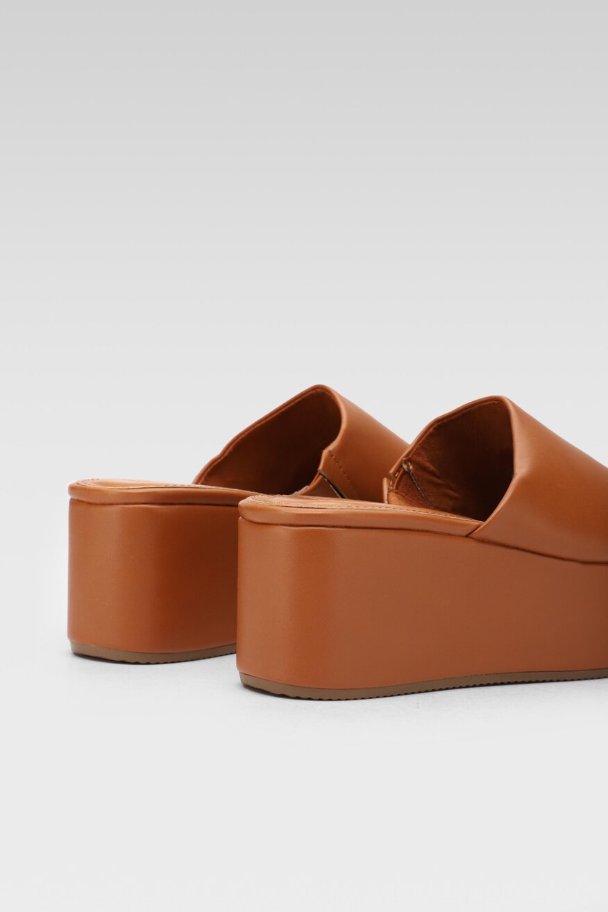 Jenny Fairy - Klapki na koturnie z platformą brązowe - 5903698707648