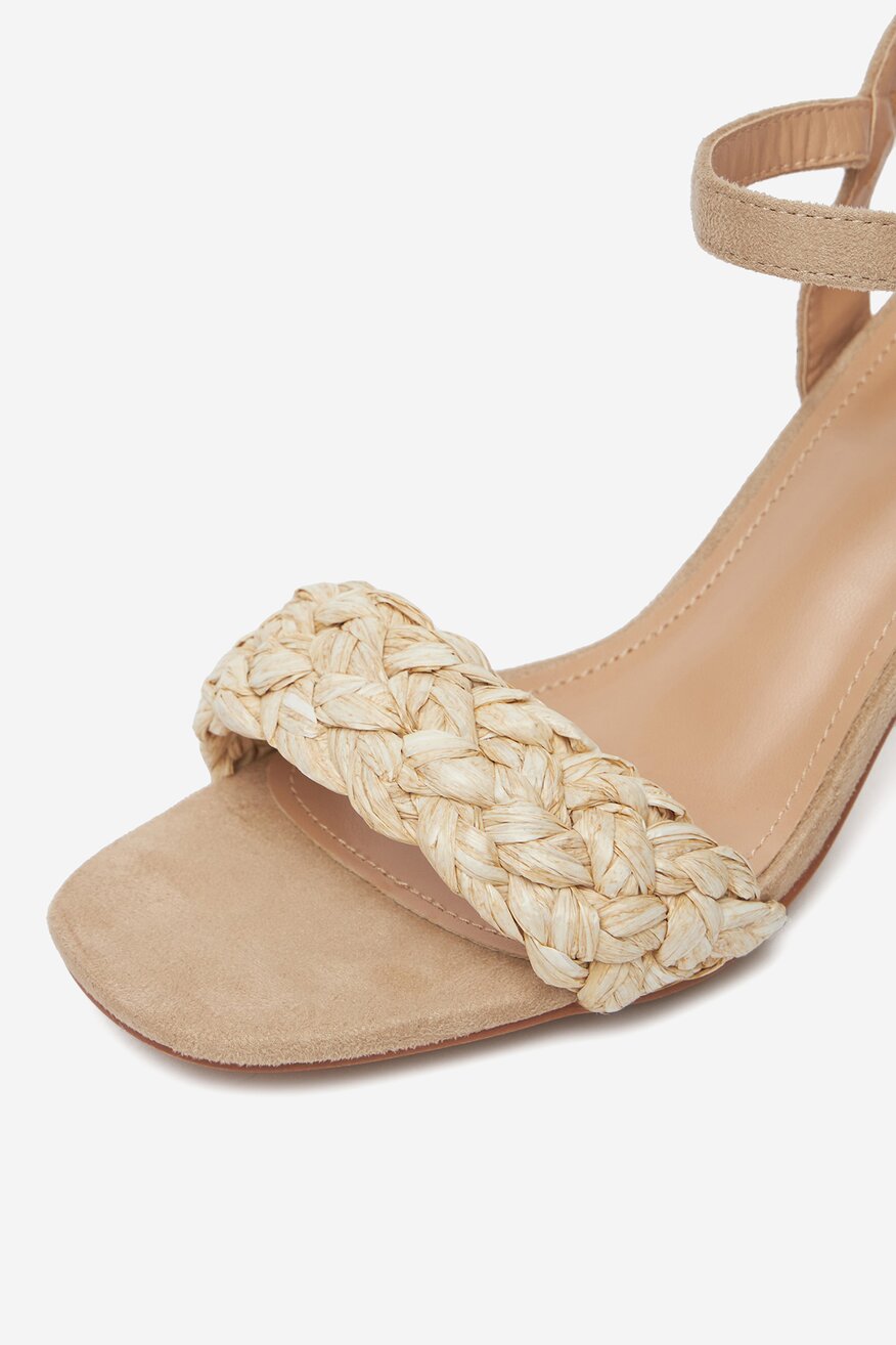 
                Сандали DeeZee БЕЖОВ - 5904410858181