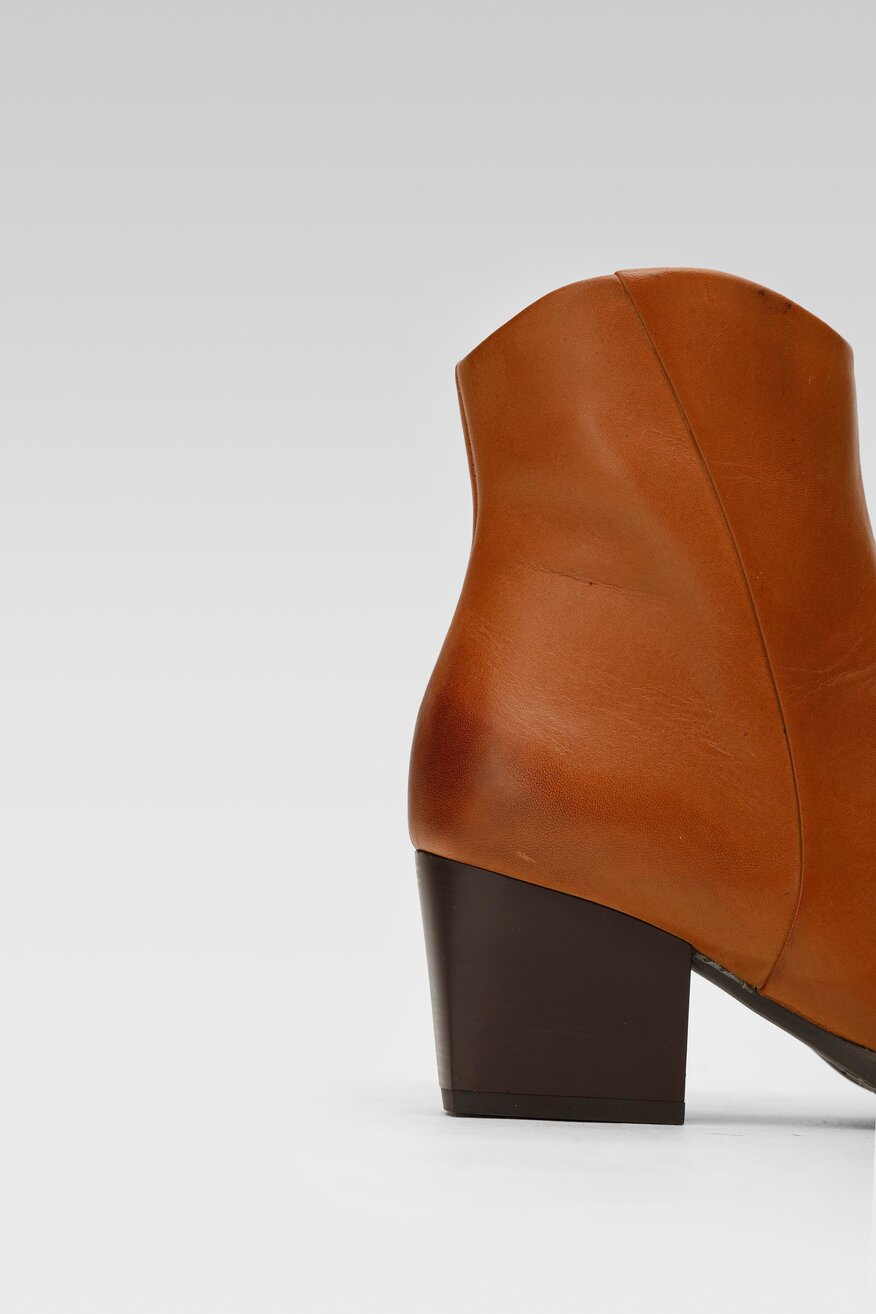 
                Lasocki - Skórzane kowbojki szpice - 5904248094195