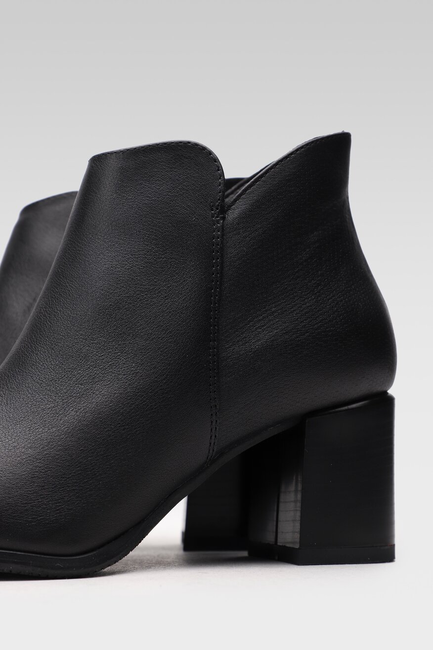 
                Lasocki - Botki skórzane na słupku - 5903698918631