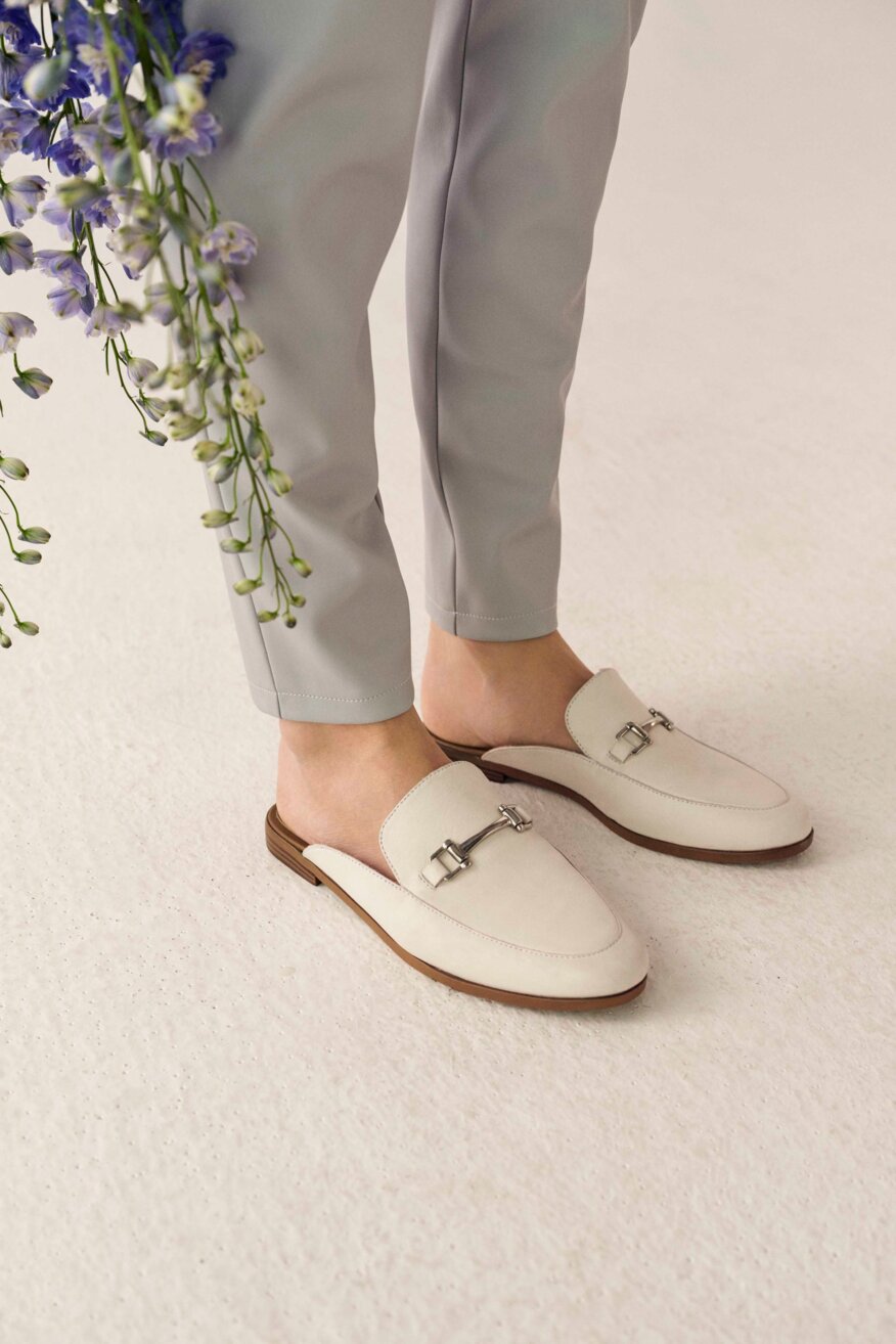 Lasocki - Skórzane klapki białe - 5903698307596