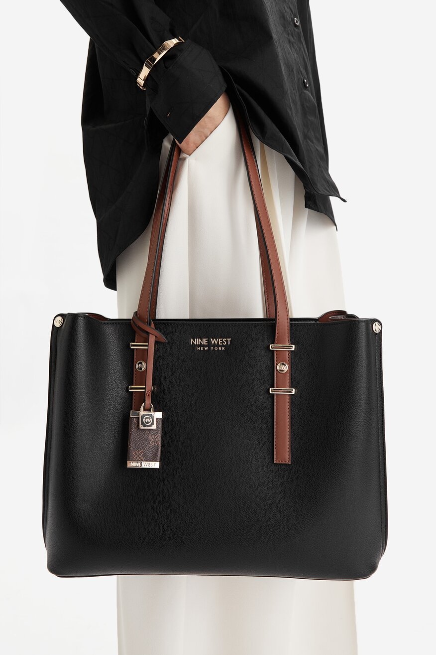 
                Дамска чанта NINE WEST ЧЕРЕН - 5906751542606