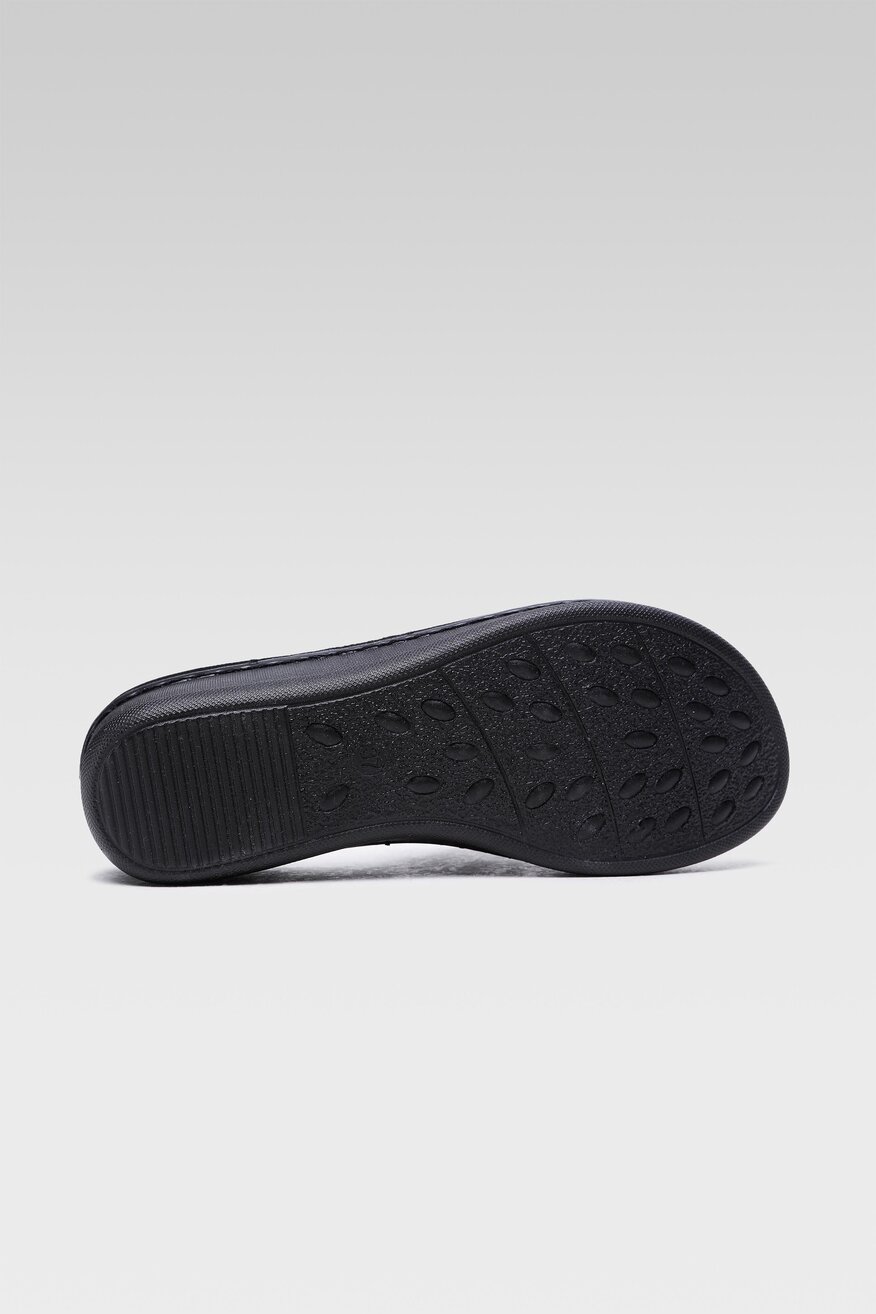 
                Clara Barson - Klapki na niskiej koturnie - 5904248684129