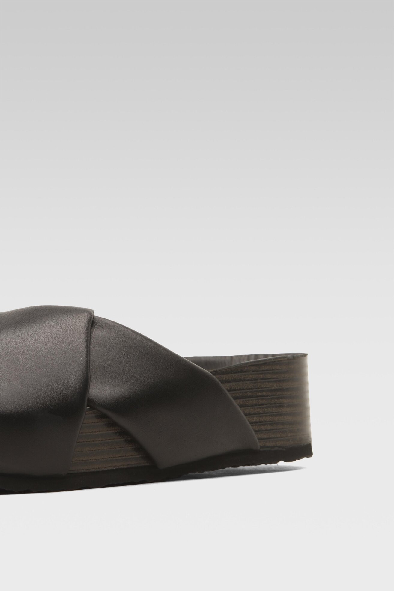 Klapki Gino Rossi 22SS21 Czarny