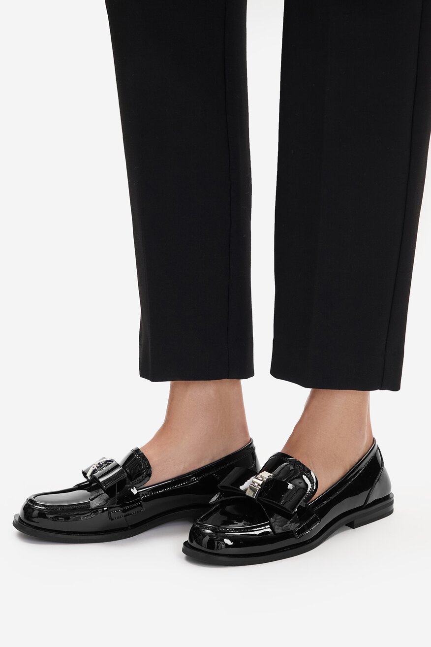 
                Félcipő Gino Rossi FEKETE - 5906751462034