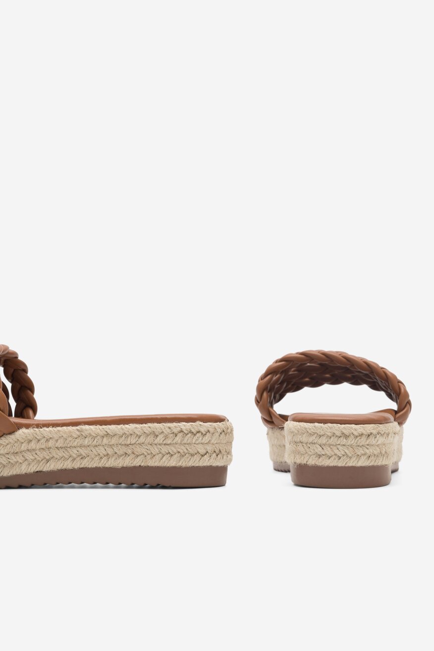 
                DeeZee - Klapki brązowe - 5904862690940