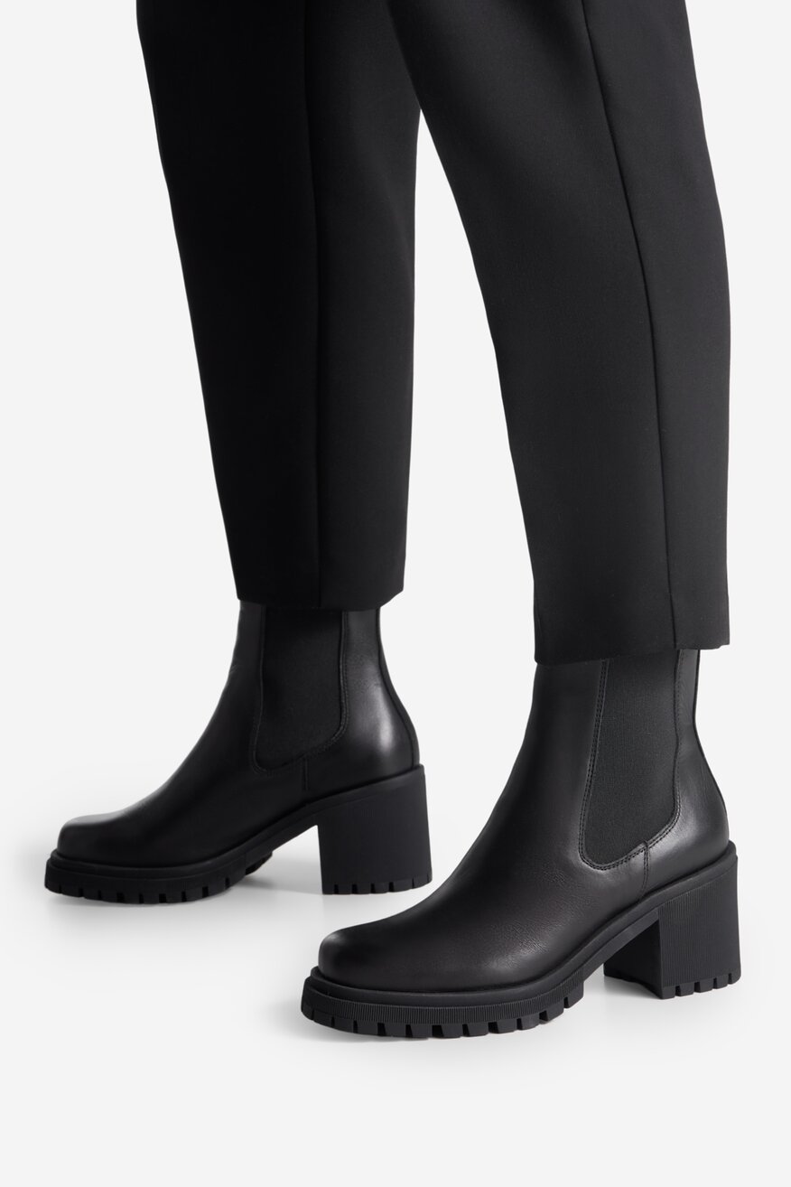 
                Badura - Botki skórzane na słupku - 5905588844563