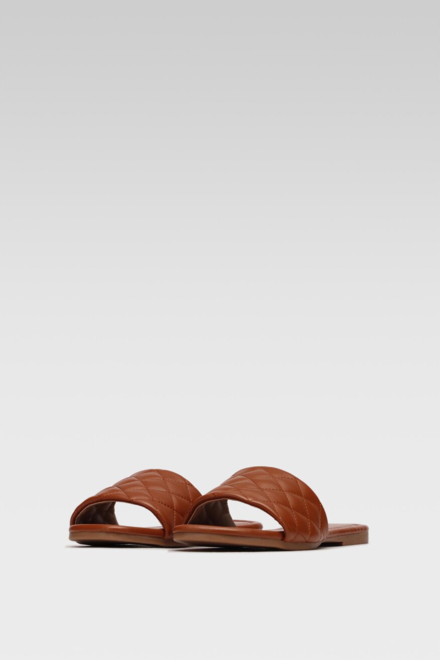 
                Jenny Fairy - Klapki pikowane brązowe - 5903698435084