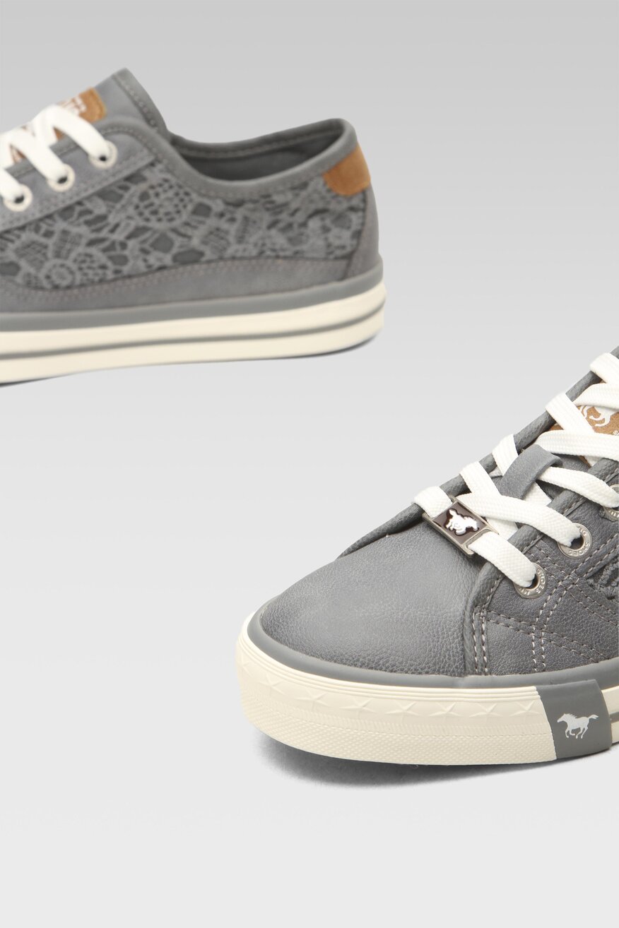 Mustang - Trampki ozdobione koronką - 5904248413811