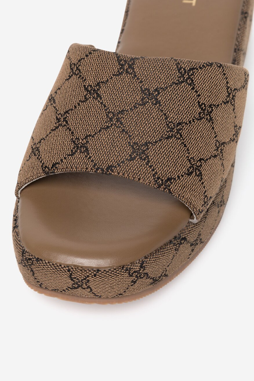 
                NINE WEST - Klapki na koturnie - 5905588650973