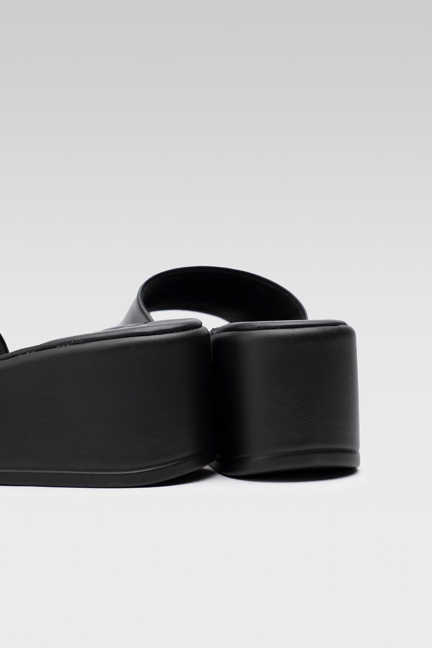 
                Lasocki - Skórzane klapki czarne - 5904248739447