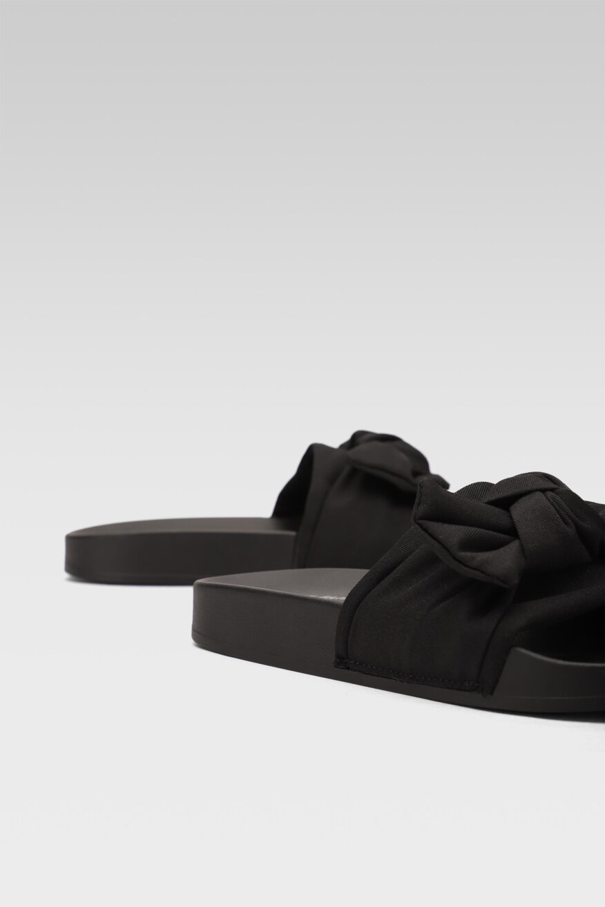 
                Jenny Fairy - Klapki czarne - 5903698659800