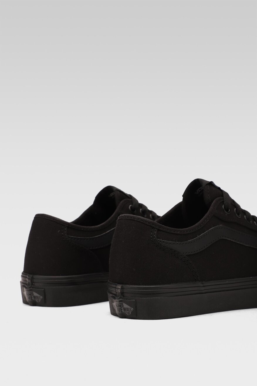 
                Vans - Trampki czarne sznurowane - 5903698699394