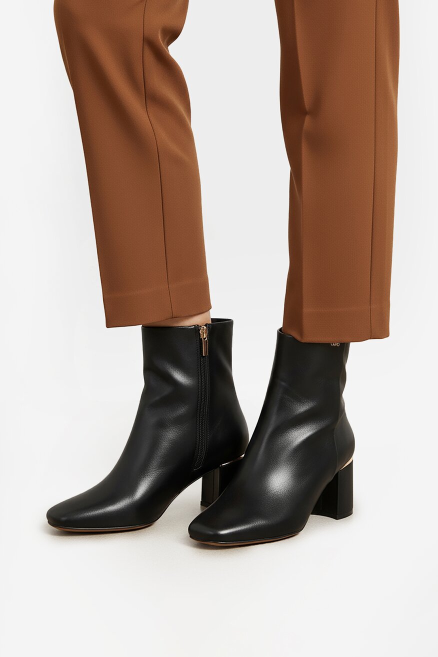 
                NINE WEST - Botki na słupku - 5906751345634