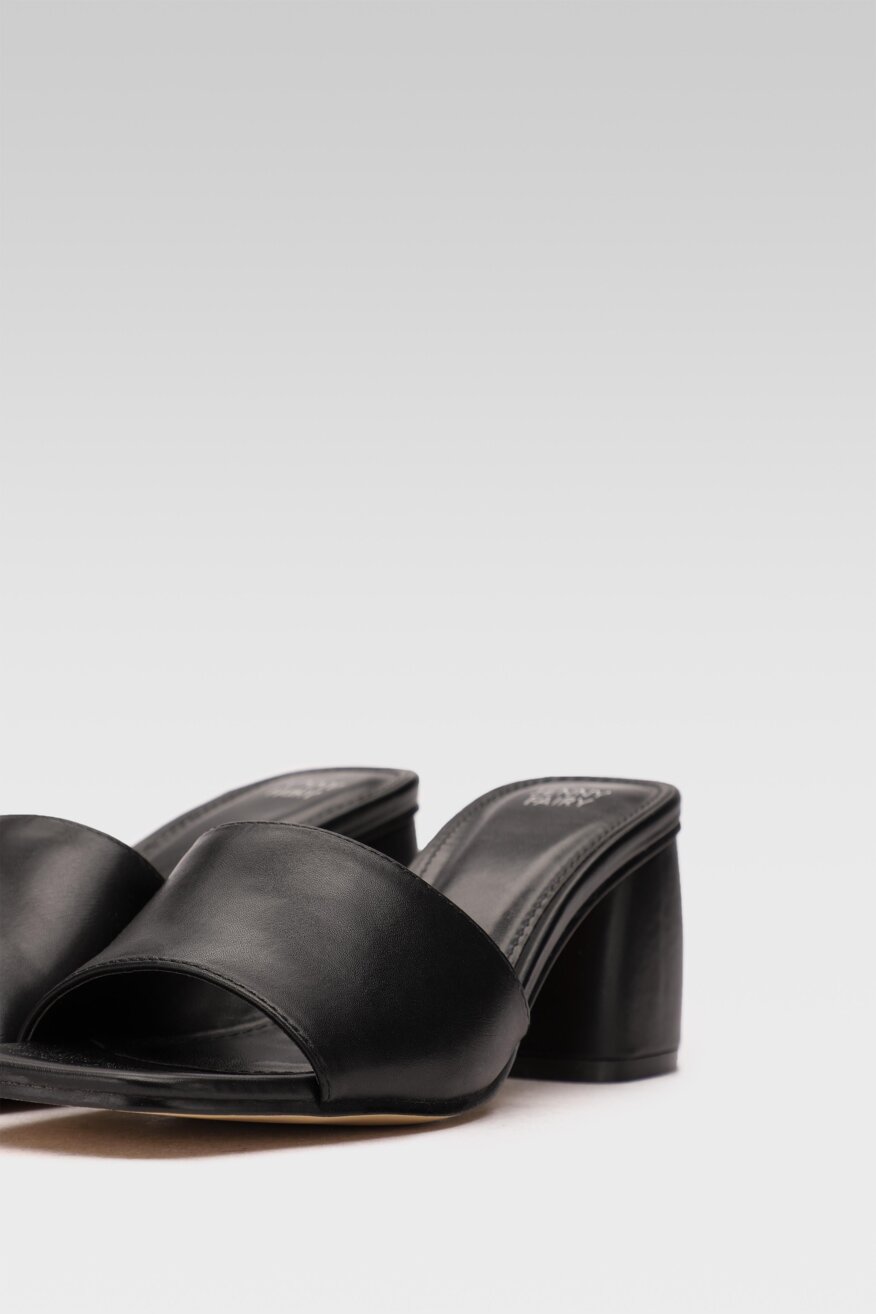 
                Jenny Fairy - Klapki na obcasie czarne - 5903698488509