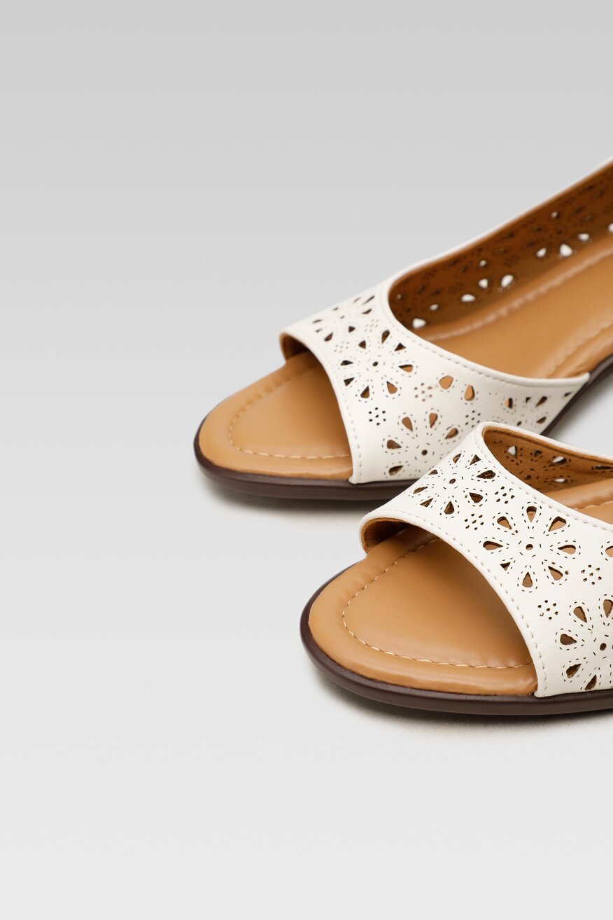 
                Clara Barson - Sandały ażurowe białe - 5904248760267