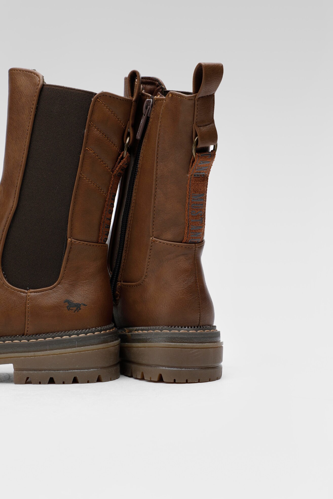 MUSTANG 1398-513 – Stivaletto Donna In Sintetico, Tacco A Blocco 2 Cm, Colore Nero/Marrone – Vestibilità Stretta