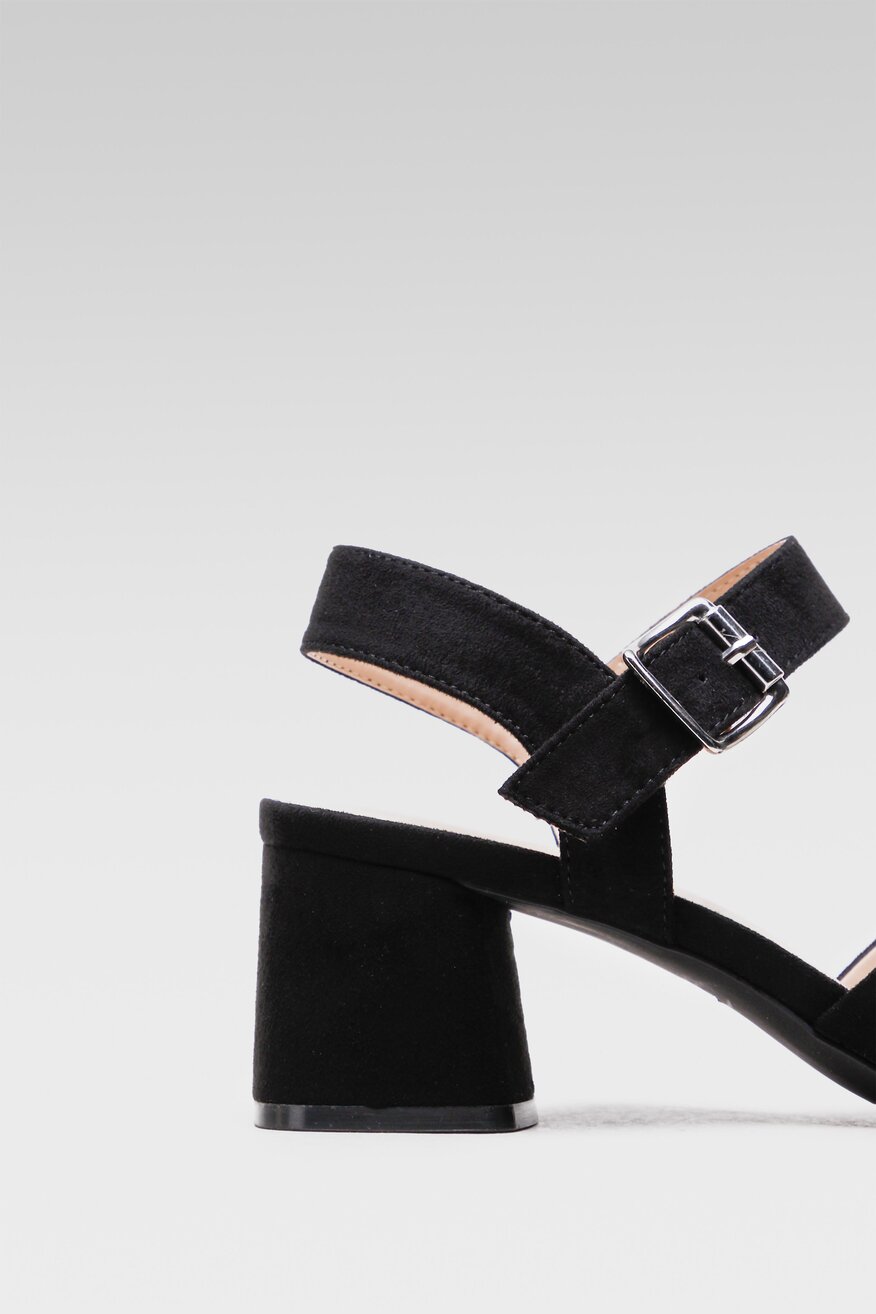 
                Clara Barson - Sandały czarne ze sprzączką - 5904248304720