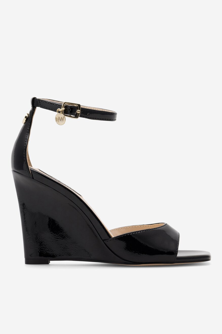 
                NINE WEST - Sandały na koturnie - 5905588148456
