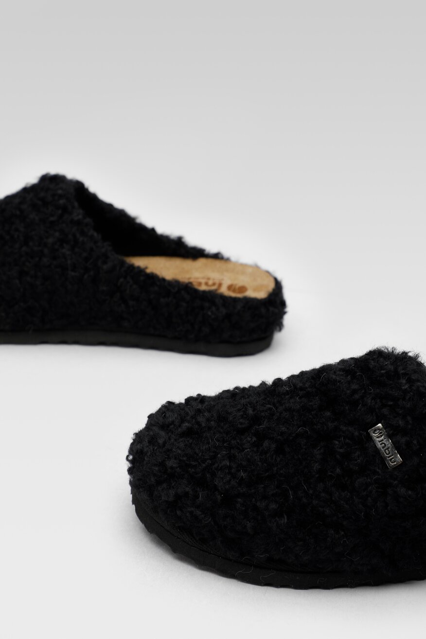 
                Inblu - Kapcie czarne - 5904862186023