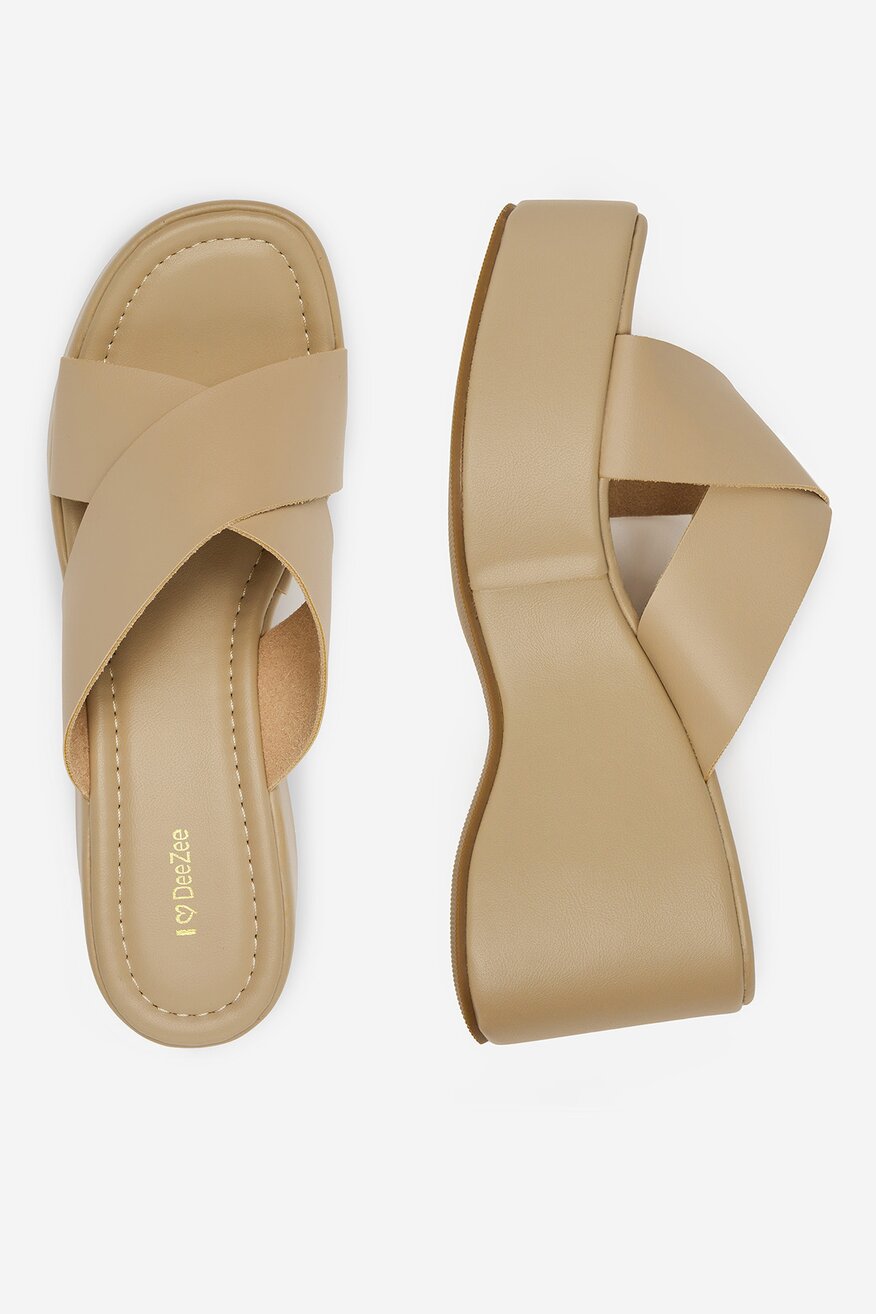 
                DeeZee - Klapki na koturnie - 5904410843545