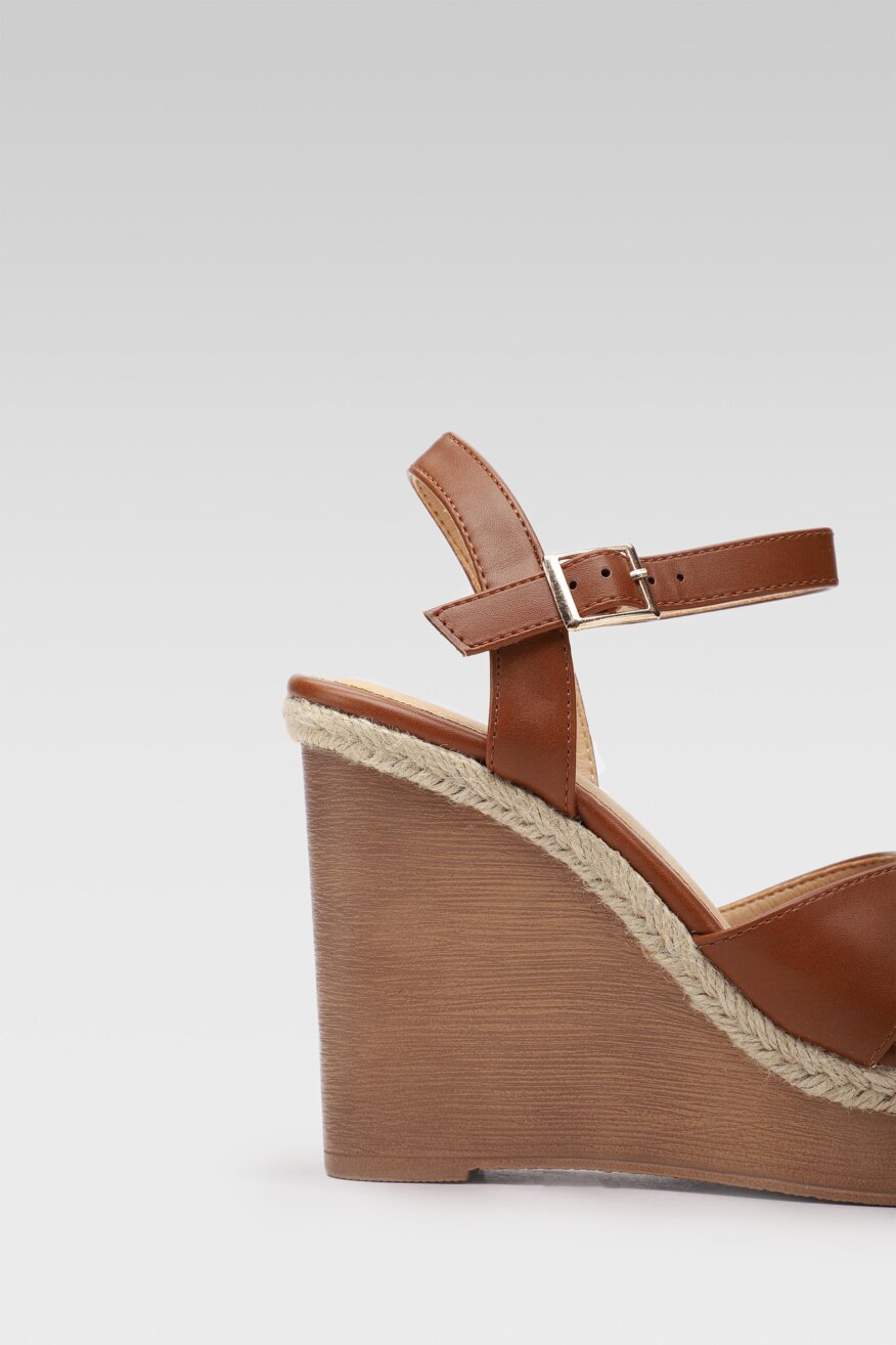 
                Jenny Fairy - Sandały na koturnie brązowe - 5903698383927