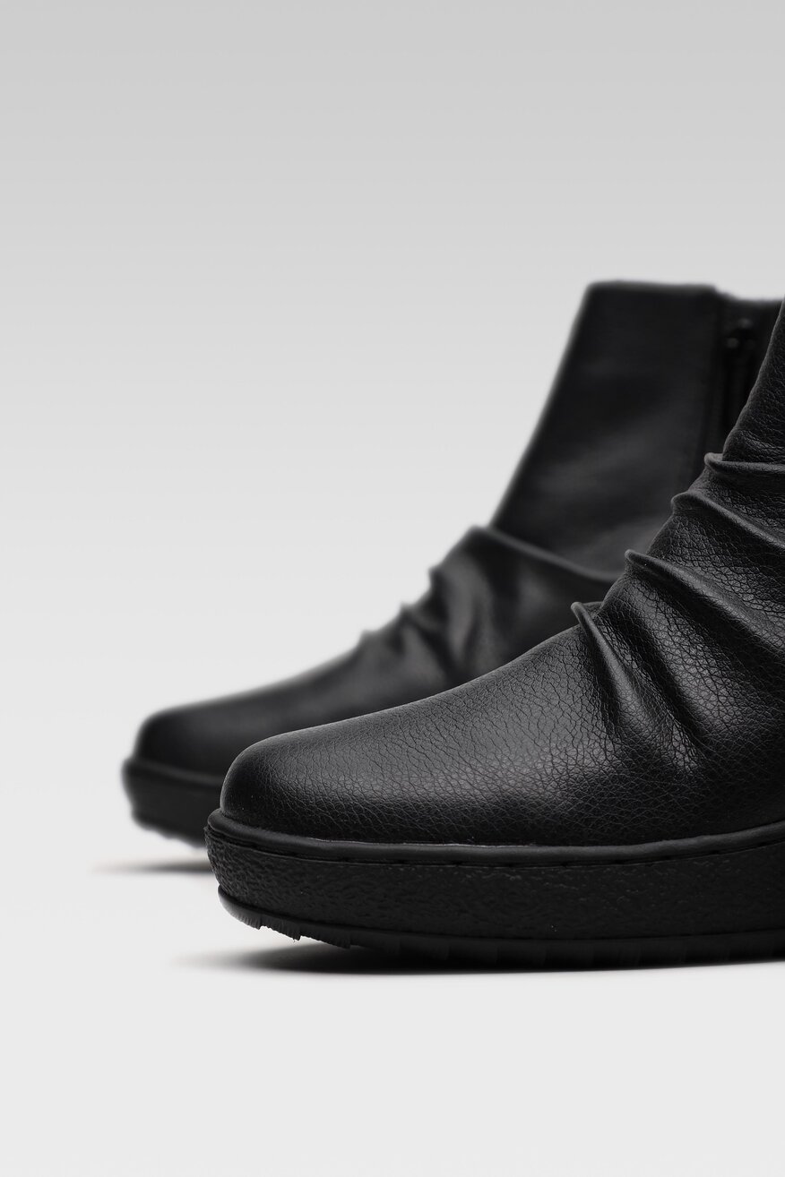 
                Clara Barson - Botki na koturnie czarne - 5903698664590