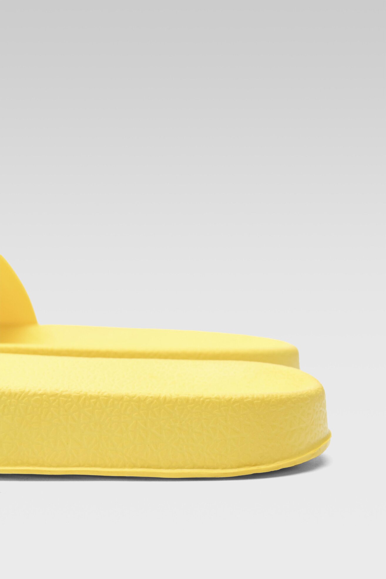 Șlapi pentru bazin DISNEY 100 SS23-865612 GALBEN