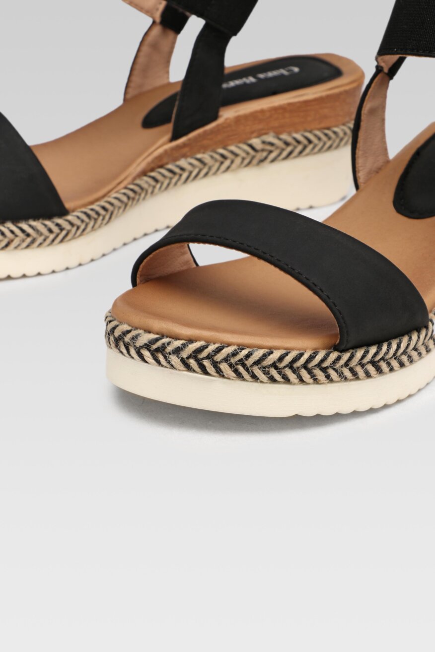 
                Clara Barson - Sandały na koturnie boho - 5903698688015