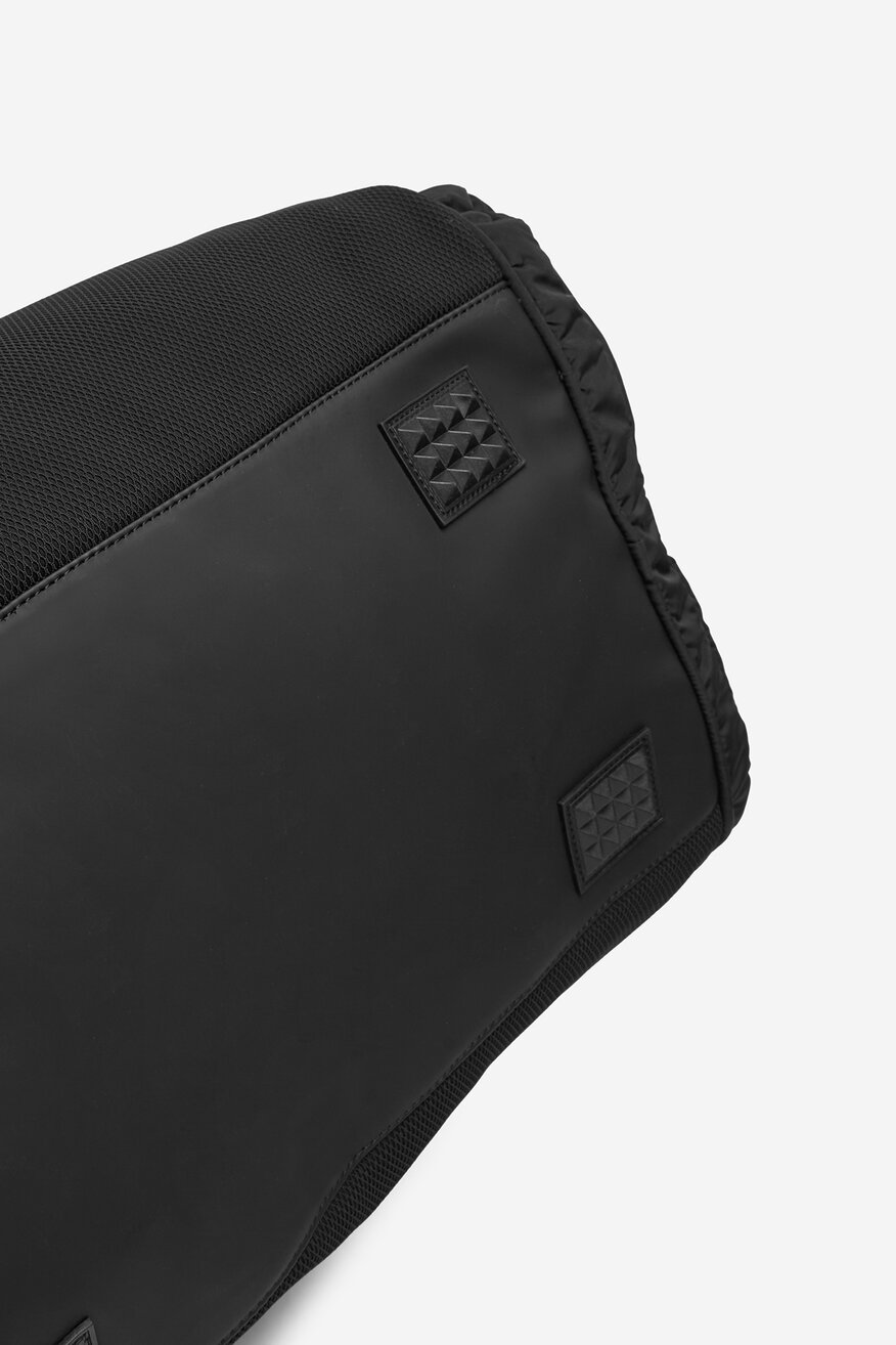 
                Utazó táska HUNTER FEKETE - 5906751350188