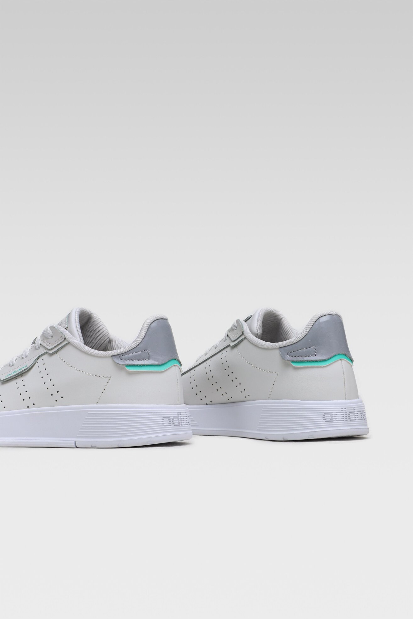 Obuwie sportowe adidas COURTROOK FZ2952 Biały