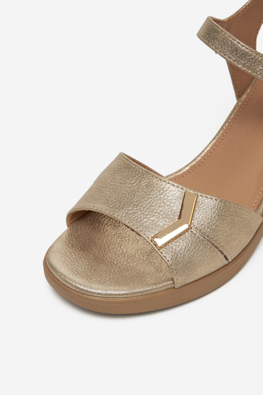 
                Sandale Clara Barson ZLATNA - 5903698732824