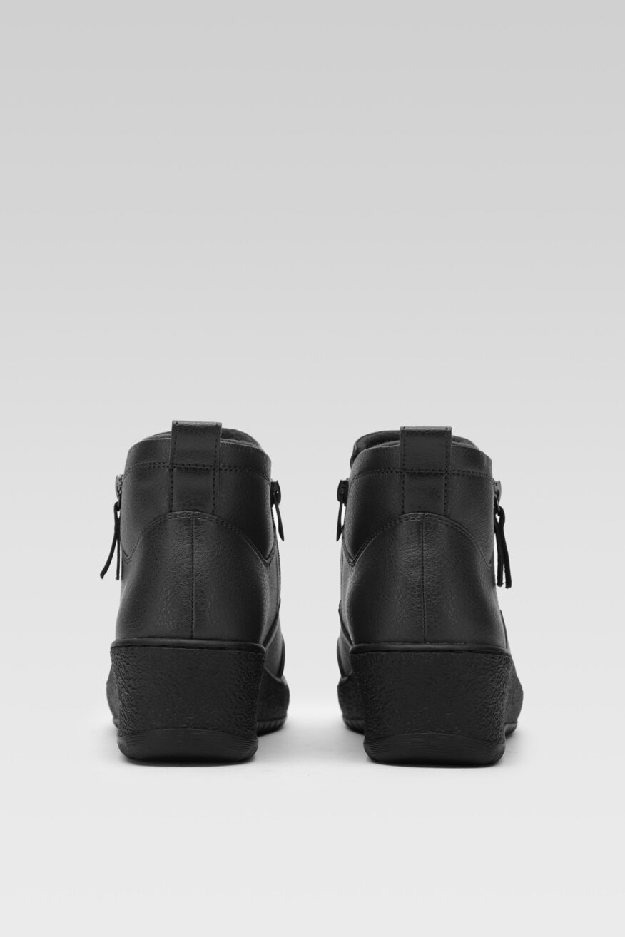 
                Clara Barson - Botki na koturnie granatowe - 5903698665344