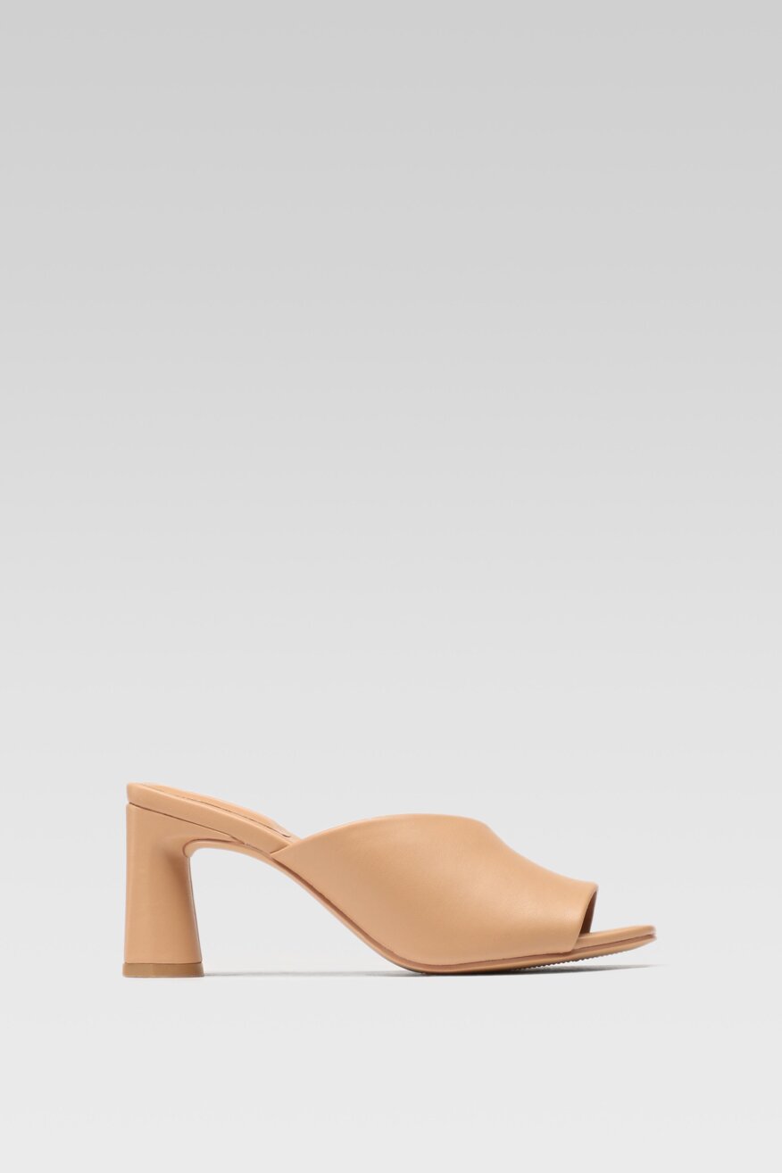 
                Jenny Fairy - Klapki na obcasie brązowe - 5903698479521