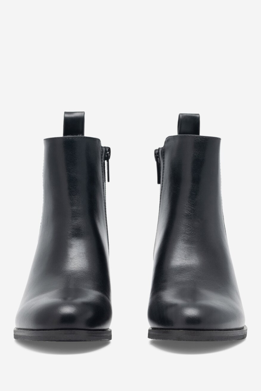 
                Clara Barson - Botki na słupku - 5904862962054