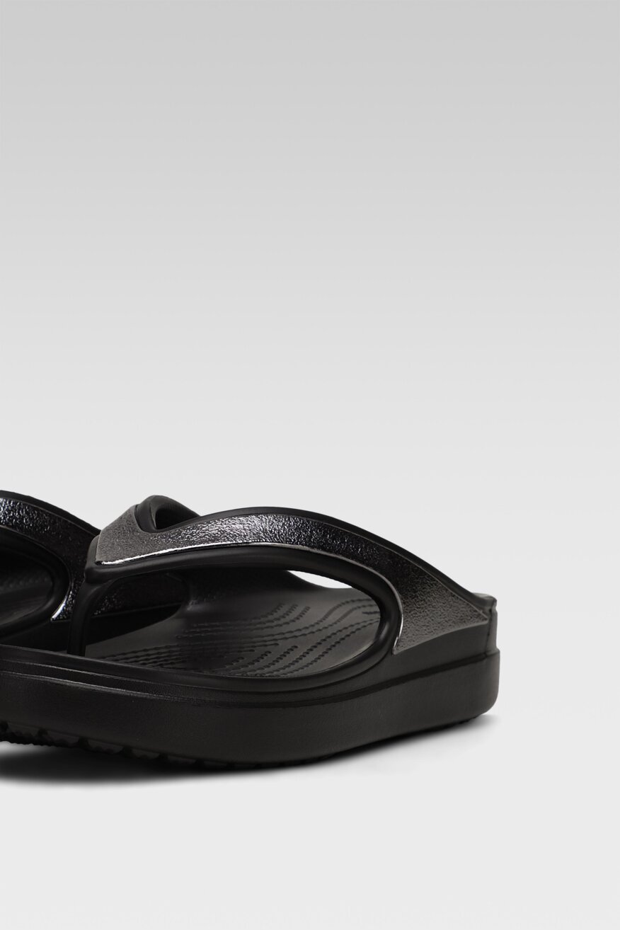 
                Crocs - Klapki basenowe z efektem glitter czarne - 5903698371368