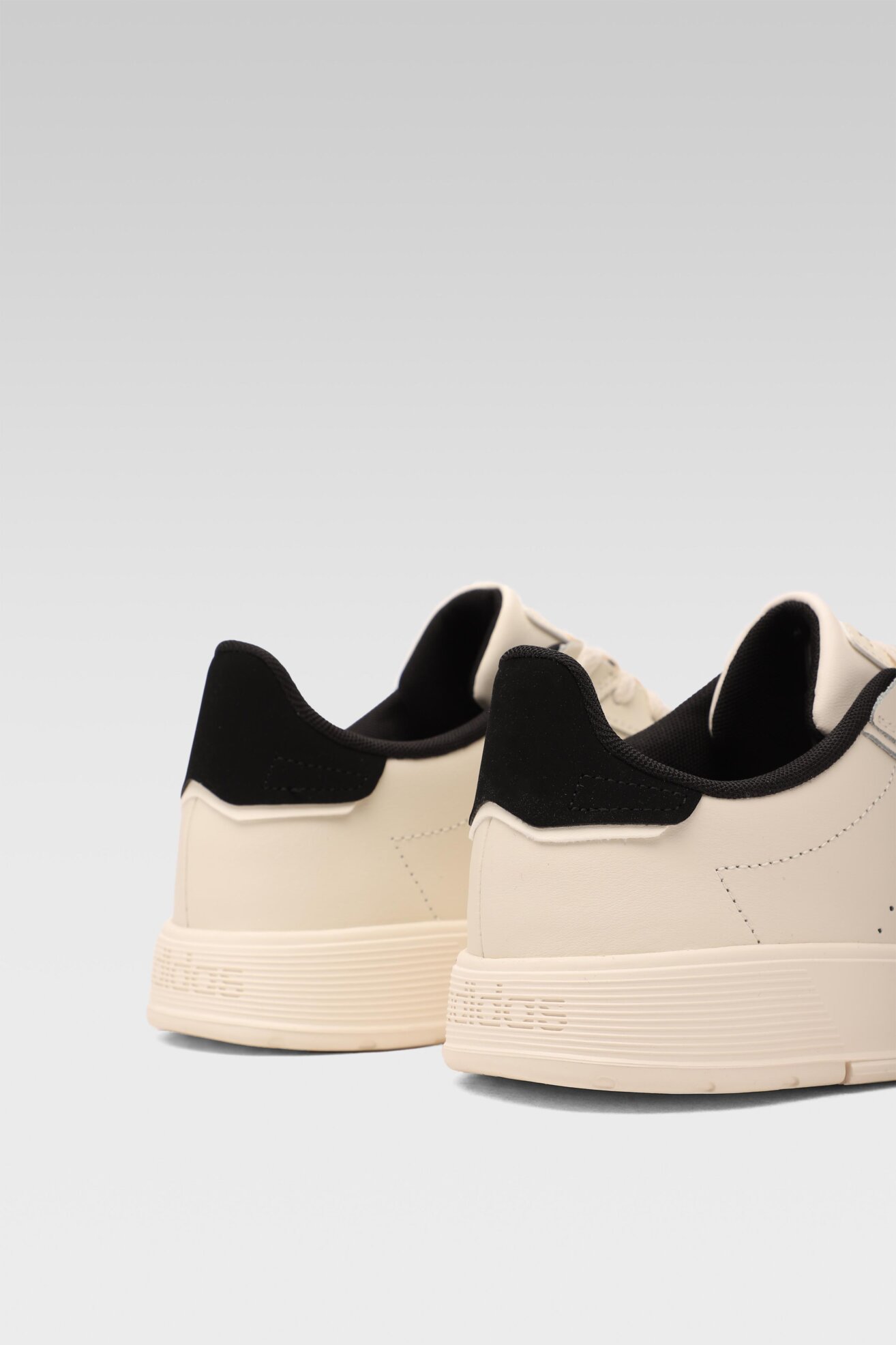 Obuwie sportowe adidas COURTROOK FZ2949 Biały