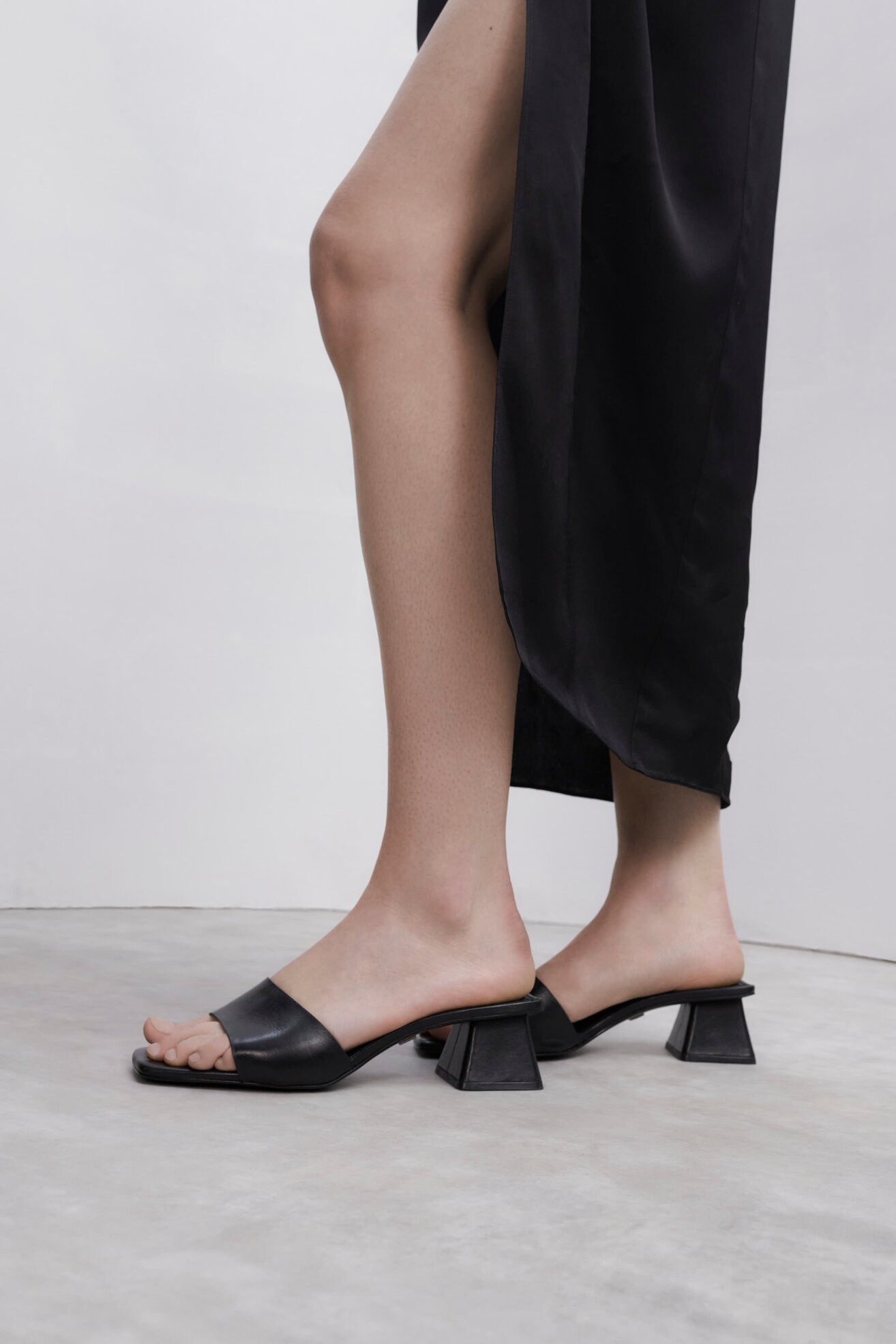 Klapki Gino Rossi YASSMIN-108130 Czarny