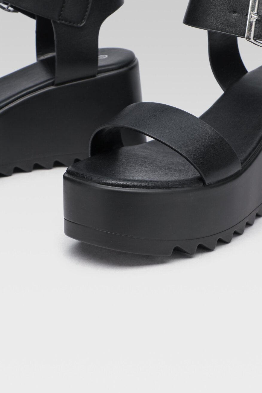 
                Jenny Fairy - Sandały na koturnie z platformą czarne - 5903698505930