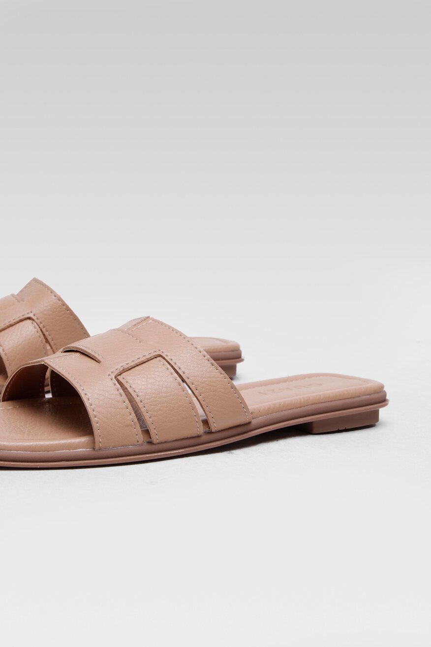 
                Quazi - Klapki beżowe - 5904248646035