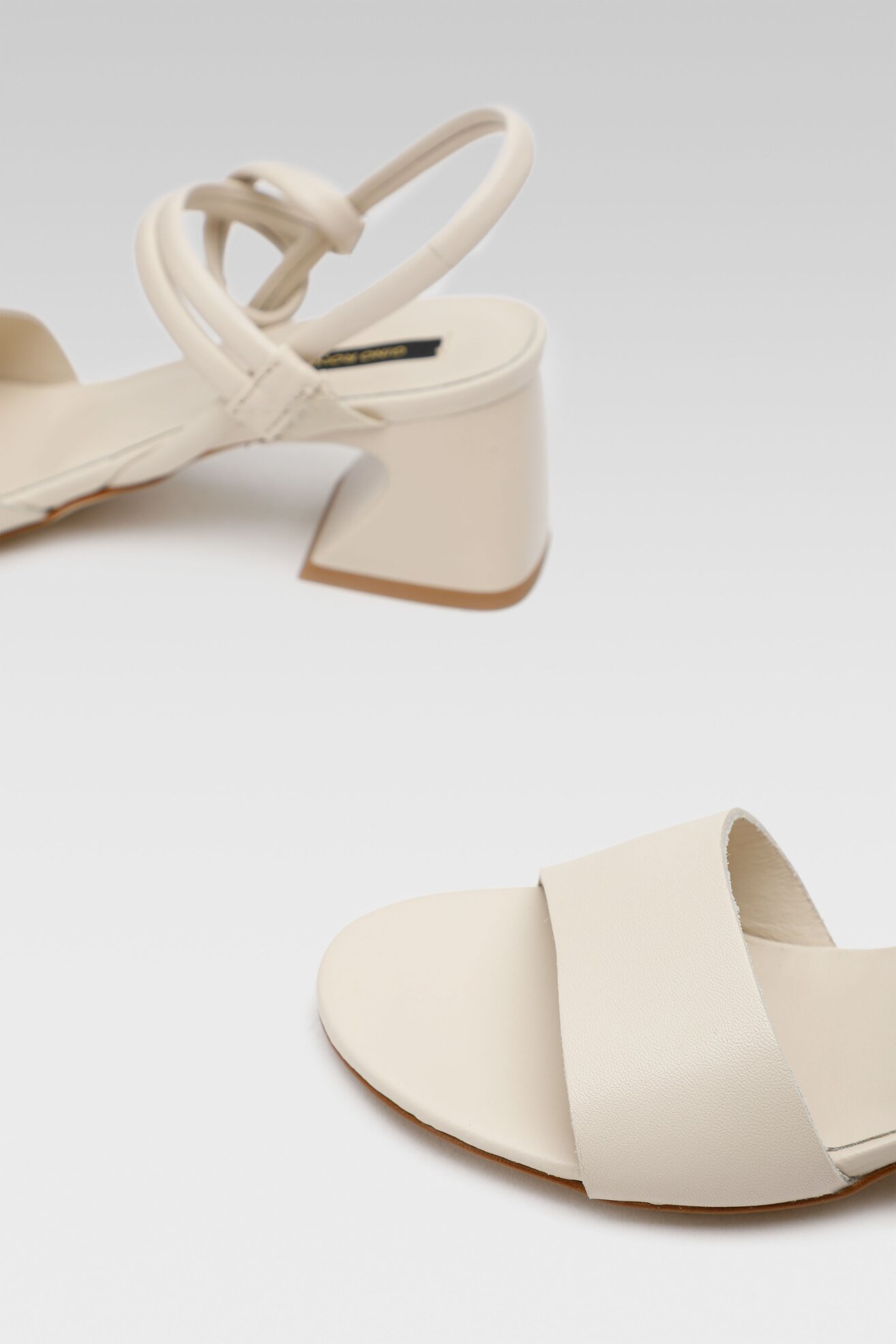 Sandały Gino Rossi U692 Beżowy