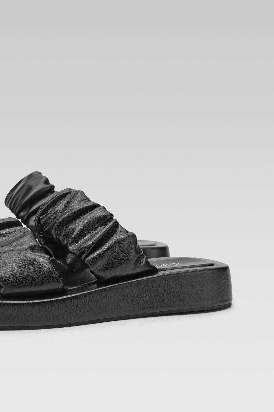 
                Jenny Fairy - Klapki czarne - 5903698441887