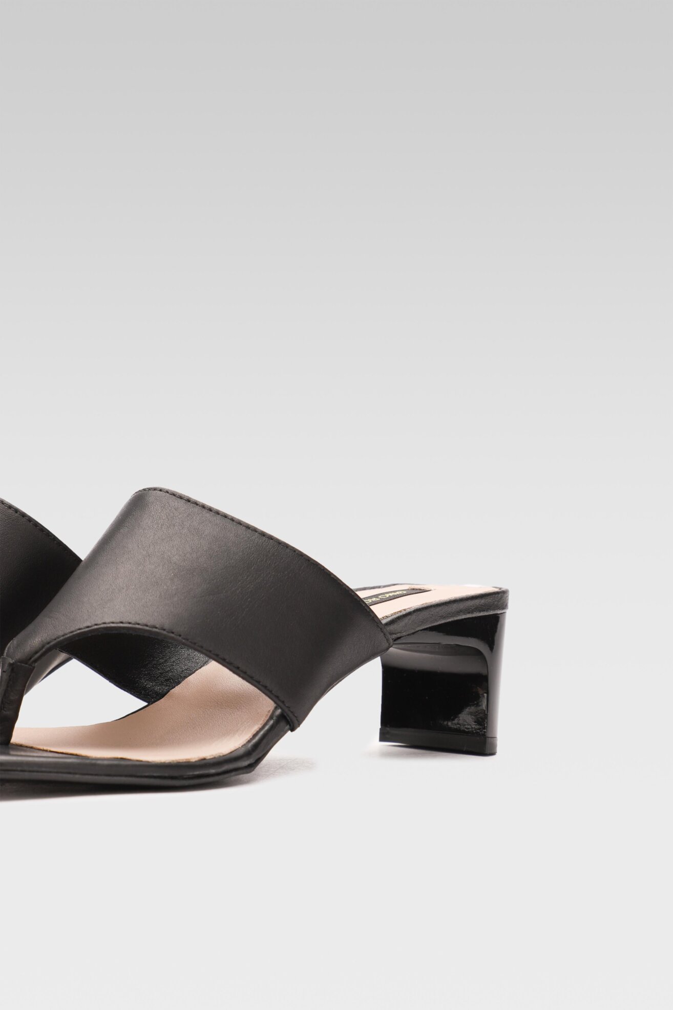 Klapki Gino Rossi P821 Czarny