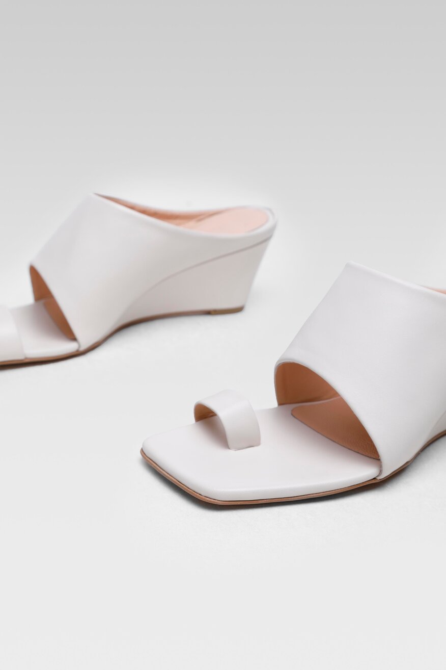 
                Badura - Skórzane klapki pastelowe - 5904248564674