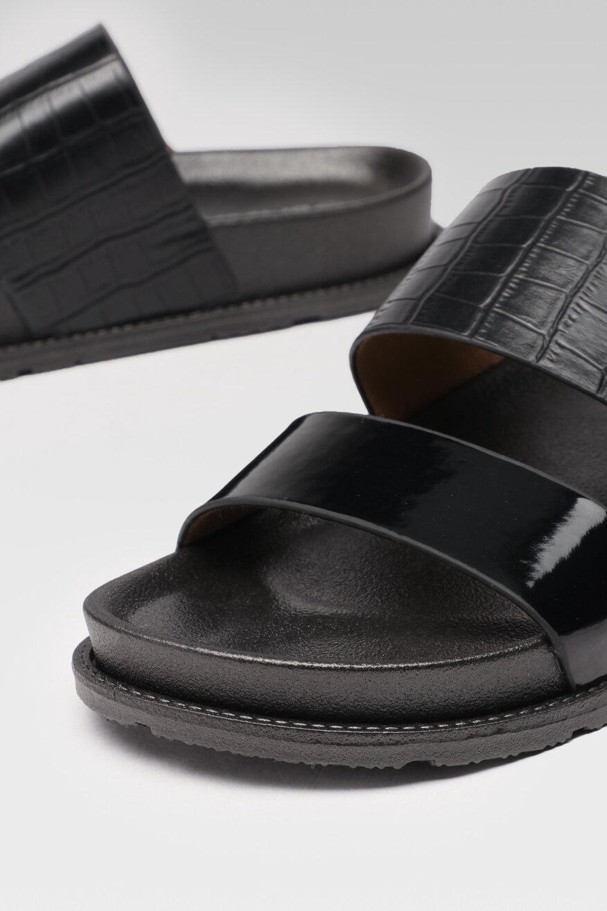 
                Bassano - Klapki czarne - 5903698397962