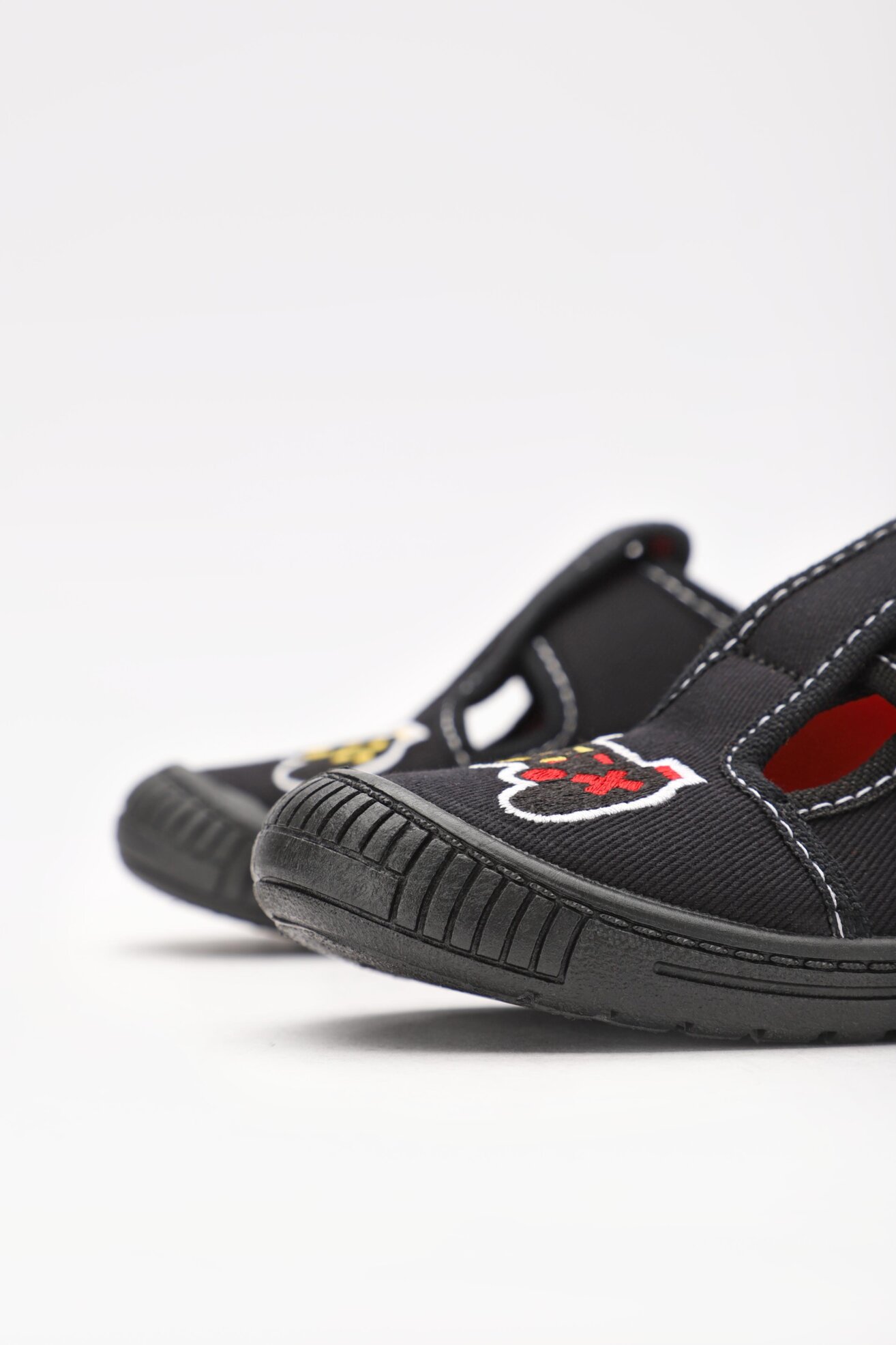 Kapcie MB 4SK3/32-28POIR Czarny