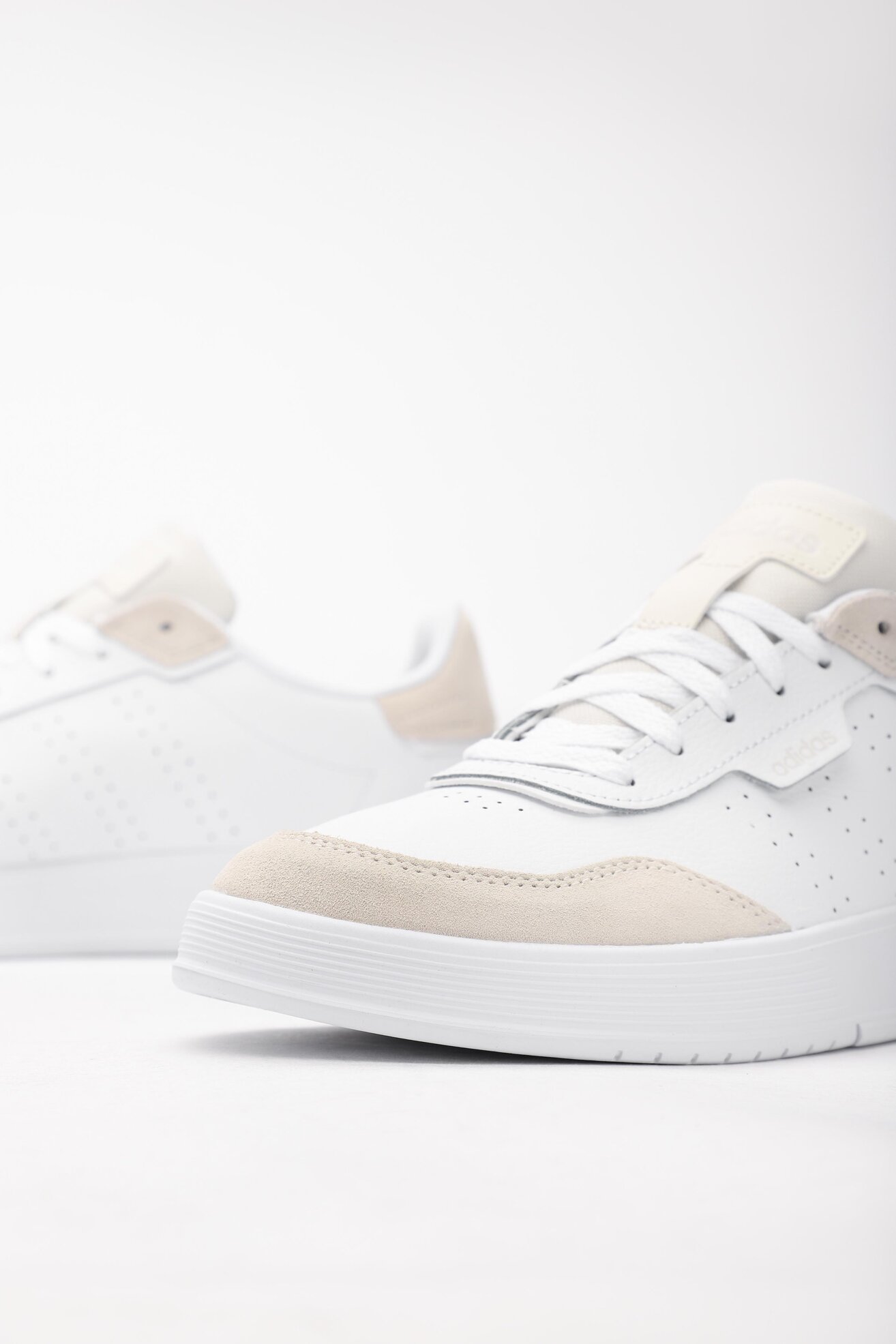 Obuwie sportowe adidas COURTROOK FY5933 Biały