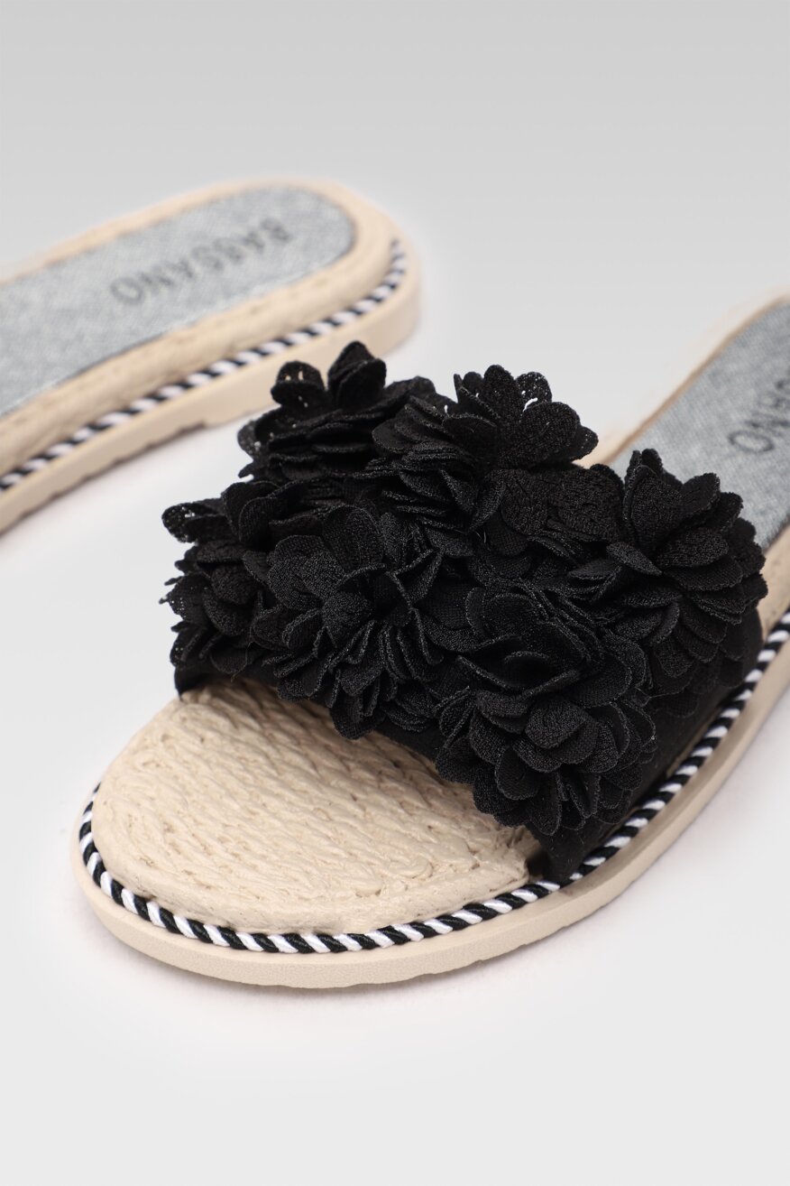 
                Bassano - Klapki z aplikacją czarne - 5903698648637