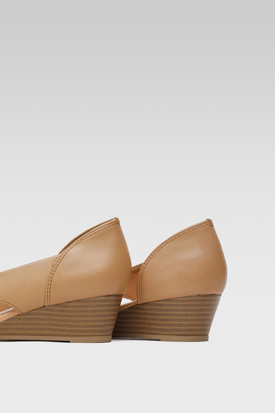 
                Lasocki - Sandały skórzane na koturnie - 5904248738105