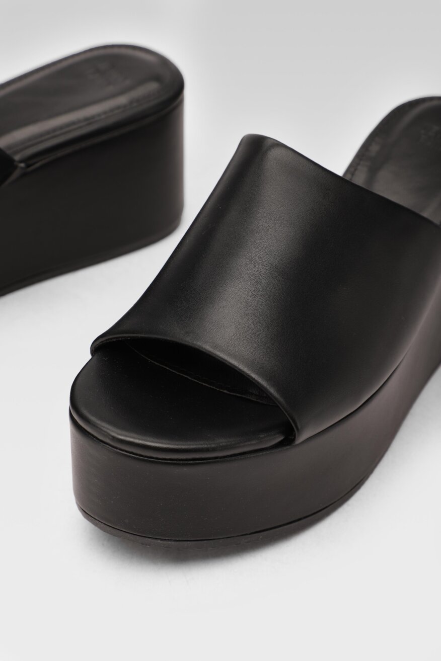 
                Jenny Fairy - Klapki na koturnie z platformą czarne - 5903698707570